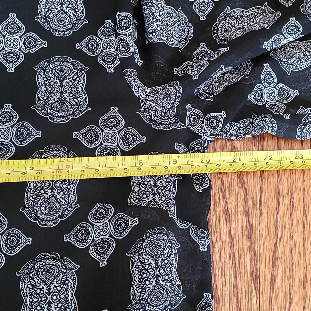 Rose and Olive Tiered Hemline Vee Neckline Graphic Print Dress - Size Medium - Picture 11 of 14